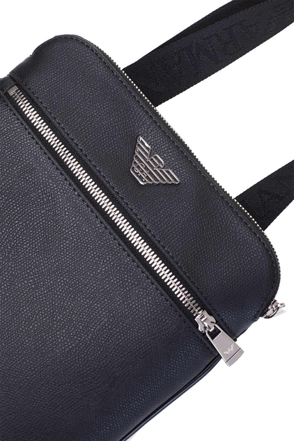 shop EMPORIO ARMANI  Tracolla: Emporio Armani borsa a tracolla piatta con placchetta aquila.
Logo.
Tinta unita basic.
Tracolla regolabile.
Zip.
Tasche interne.
Tasca esterna.
Dimensioni: 21 x 24 x 3 cm.
Composizione: 100% Poliestere.
Fabbricato in Cina.. Y4M185 YLA0E-81072 number 6985046